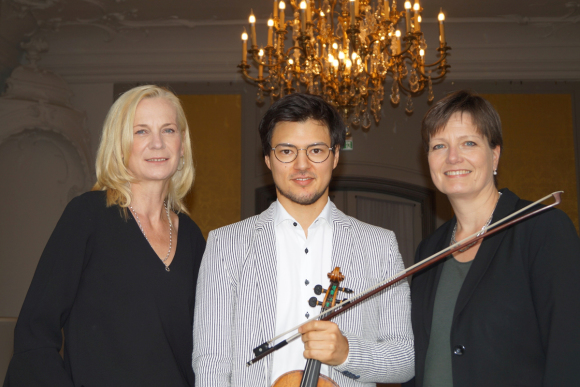 Pascal Stierl mit Kerstin Seyfert (links) und Stefanie Fricke von der Kulturpreisjury