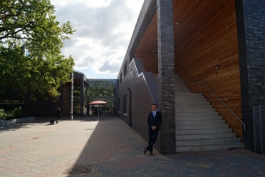 Schulleiter Erik Sachse vor dem neuen Werkstattgebäude