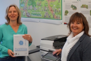 Anja Vratny (l.) und Sabine Richter von der Kreisverwaltung Pinneberg Papieratlas 2020