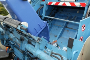 Abkippen der Papiertonne ins Müllfahrzeug