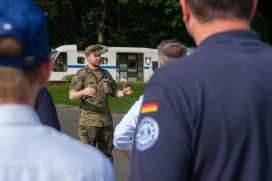 Hauptmann Tom S. führt die Ansprechgruppe durch die Kaserne 20260624 B2 Bundeswehr und Katastrophenschutz