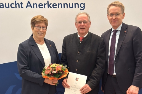 Detlef Kleinwort mit der Ehrennadel ausgezeichnet