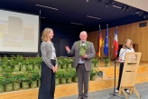 Einbürgerungsfeier 2025_ Schülerin Elisabeth Behm - Kreispräsident Helmuth Ahrens - Katja Wohlers
