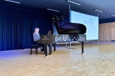 Einbürgerungsfeier 2025_ Schülerin Elisabeth Behm am Klavier