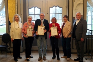 (v.l.n.r.): Stellv. Kreispräsidentin Sabine Schaefer-Maniezki, Traudchen Perrrefort, Johann Behnke, Heike Lorenzen, Stellv. Kreispräsidentin Elke Schreiber und Kreispräsident Helmuth Ahrens