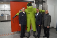 Frank Homrich, ein Chemikalienschutzanzug, Oliver Stolz und Helmuth Kruse