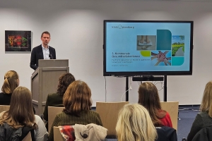 Robert Schwerin, Fachbereichsleiter Bevölkerungsschutz, Zuwanderung und Gesundheit, begrüßte die Teilnehmenden der dritten Kommunalen Gesundheitskonferenz. 20251209 Gesundheitskonferenz_Robert Schwerin