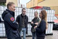 Robert Schwerin, Fachbereichsleiter Bevölkerungsschutz, der stellvertretende Landrat Justus Schmitt, und Dr. Friederike Driftmann-Egelhof, Vorsitzende der Geschäftsführung von Peter Kölln, begrüßten Innenministerin Magdalena Finke auf dem Werksgelände am Elmshorner Hafen PM 20260920 Ankunft