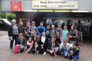 Frau Witter (1. Reihe, Mitte) von der Rosenstadtschule besuchte mit ihren Schülern den Eröffnungsfilm