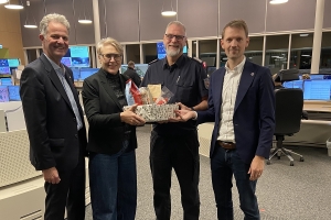 Landrätin Elfi Heesch und Landrat Jan Peter Schröder (rechts) übergaben den Präsentkorb an Stephan Bandlow, Chef der Leitstelle, und Robert Schwerin, Fachbereichsleiter Bevölkerungsschutz beim Kreis Pinneberg 20251203 Landräte sagen Danke