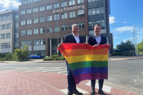 Regenbogenflagge weht als Zeichen für den Wert der Vielfalt