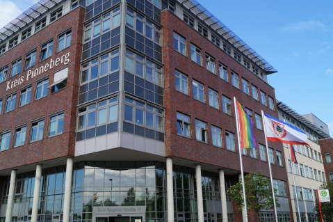 Regenbogenflagge weht als Zeichen für den Wert der Vielfalt