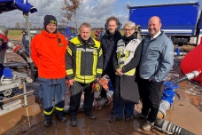 Übungsbesuch (v.l.n.r.): Max Morschheuser vom THW-Landesverband, Kreiswehrführer Stefan Mohr, Fachbereichsleiter Robert Schwerin, Landrätin Elfi Heesch und Staatssekretär Dr. Sönke Schulz