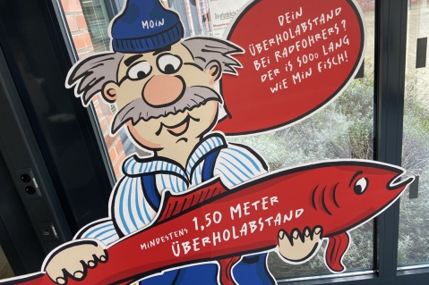 So ein Fisch muss zwischen Rad und Auto passen