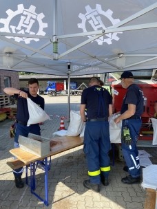 20250630 Sandsäcke werden befuellt