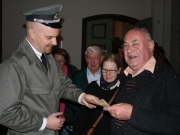 Sven Fitz vom KJR empfing die Besucher der Ausstellung in einer Originaluniform eines „Grenzsoldaten der DDR“