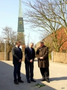 Bürgervorsteher Claus Wickidal, Bürgermeister Frank Botter und Kreispräsident Burkhard E. Tiemann vor einem Stolperstein