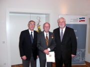 v.l.n.r.: Kreispräsident Burkhard E. Tiemann, Hans Ewers, Ministerpräsident Peter Harry Carstensen